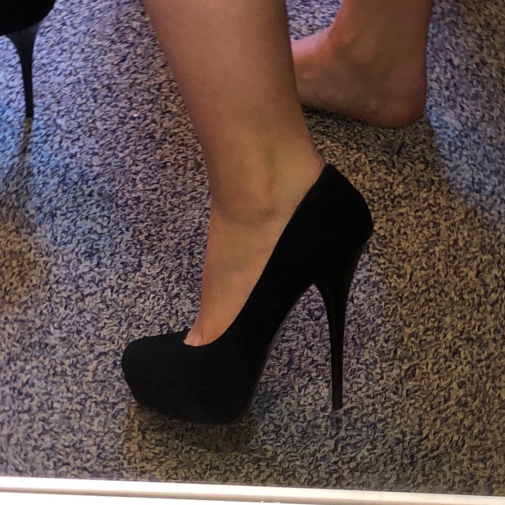 Steve Madden black suede pumps